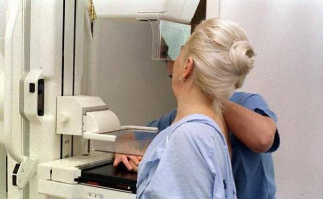 Una mujer se hace una mamografía, en una imagen de archivo.