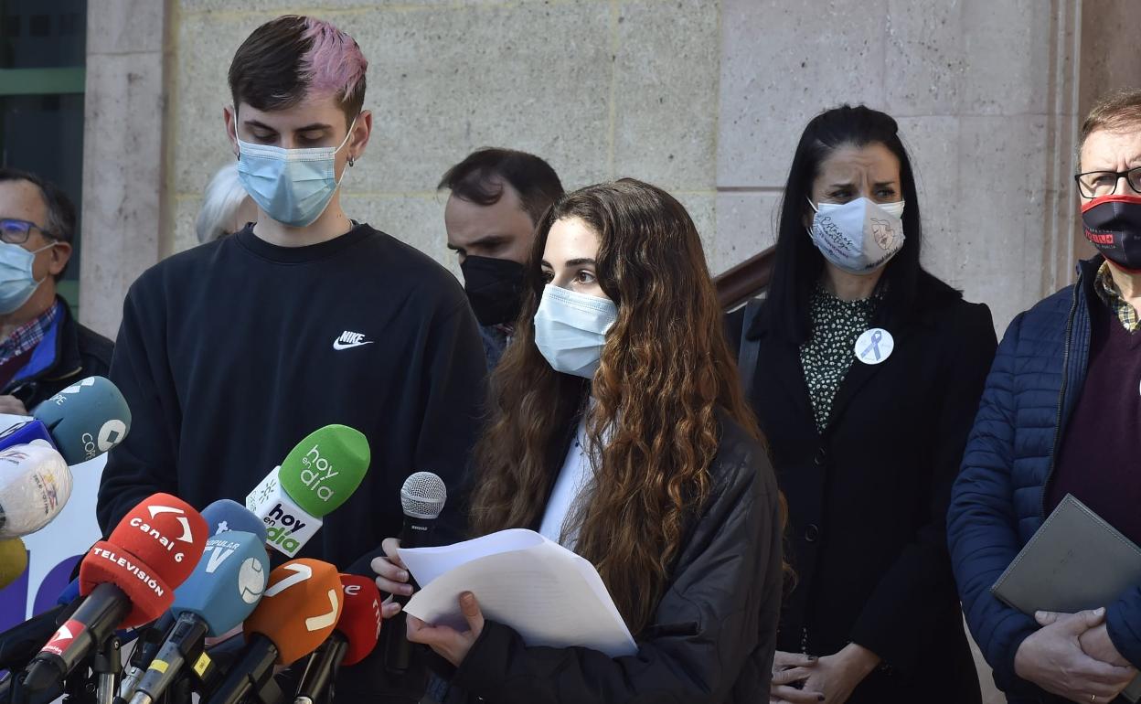 Compañeros de la joven asesinada leen un manifiesto de condena, este miércoles, en Totana. 