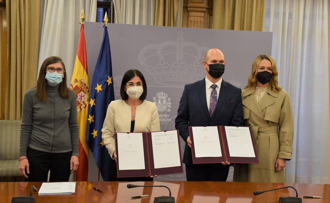 Darias firma con representantes de AstraZeneca el contrato del Evusheld.