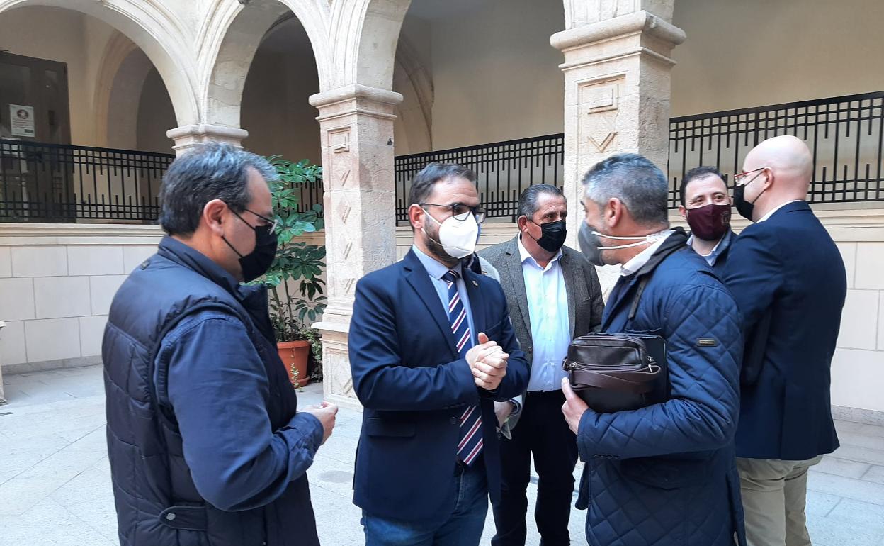 El alcalde y los representantes de los ganaderos tras la reunión.