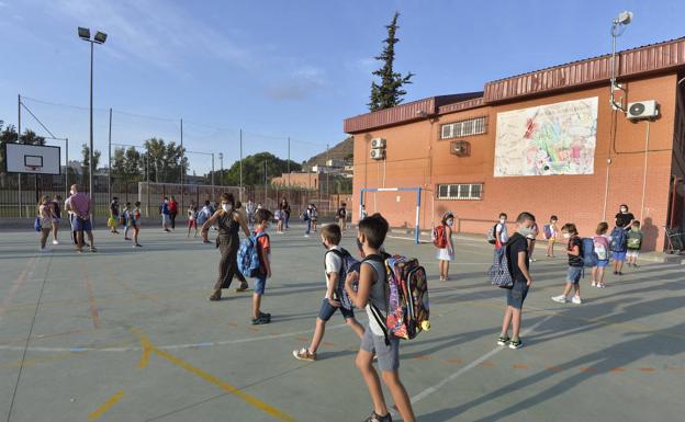 La mascarilla dejará de ser obligatoria desde hoy en los patios de los colegios de la Región de Murcia