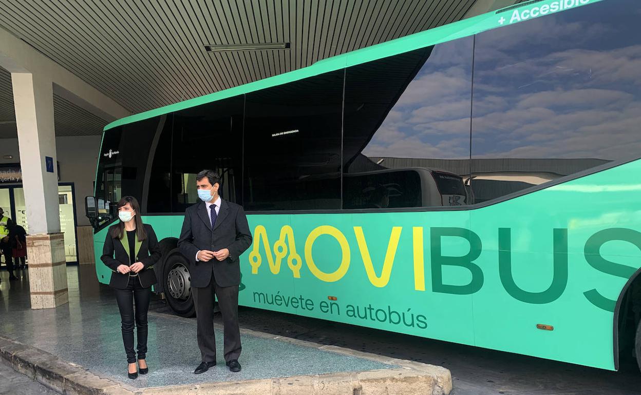 Díez de Revenga, y la directora de Movilidad, Marina Munuera, junto un autobús de Movibus en la estación de autobuses de Murcia.