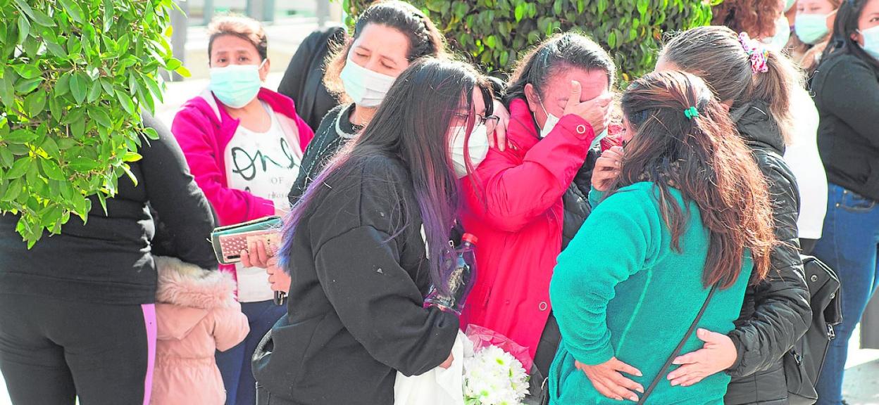 Familiares y amigas de la víctima, durante el minuto de silencio celebrado en Totana. 