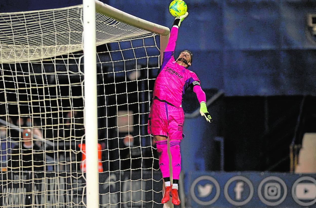 Marc Martínez evita un gol del Alcorcón, esta temporada. 