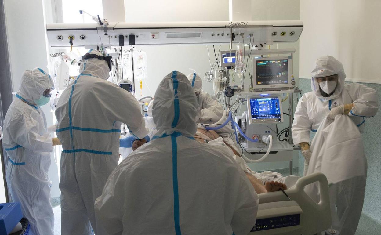 Sanitarios atienden a un paciente de Covid en el hospital Santa Lucía de Cartagena en una imagen de archivo. 