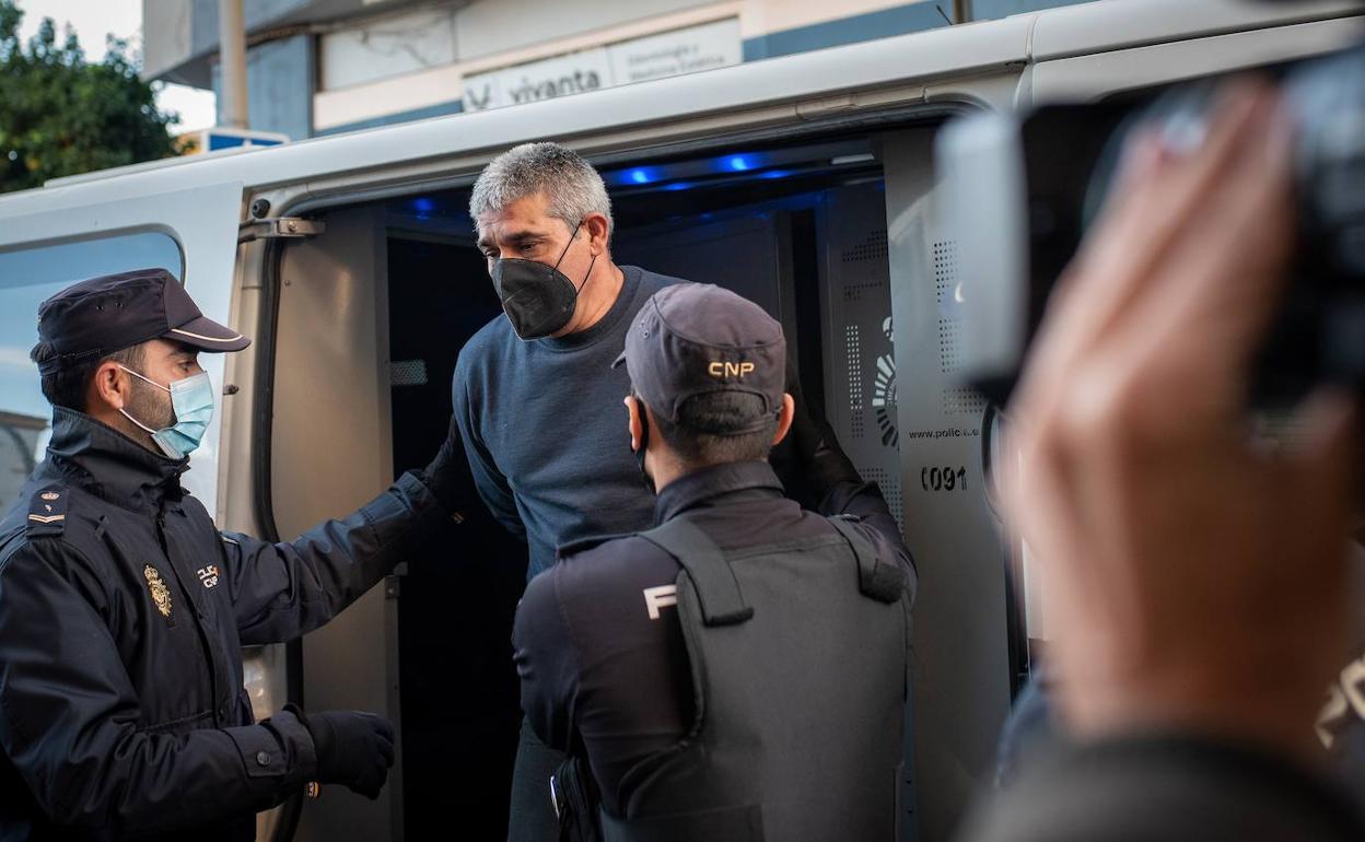 Efectivos de la Policía Nacional trasladan a Bernardo Montoya en un furgón. 