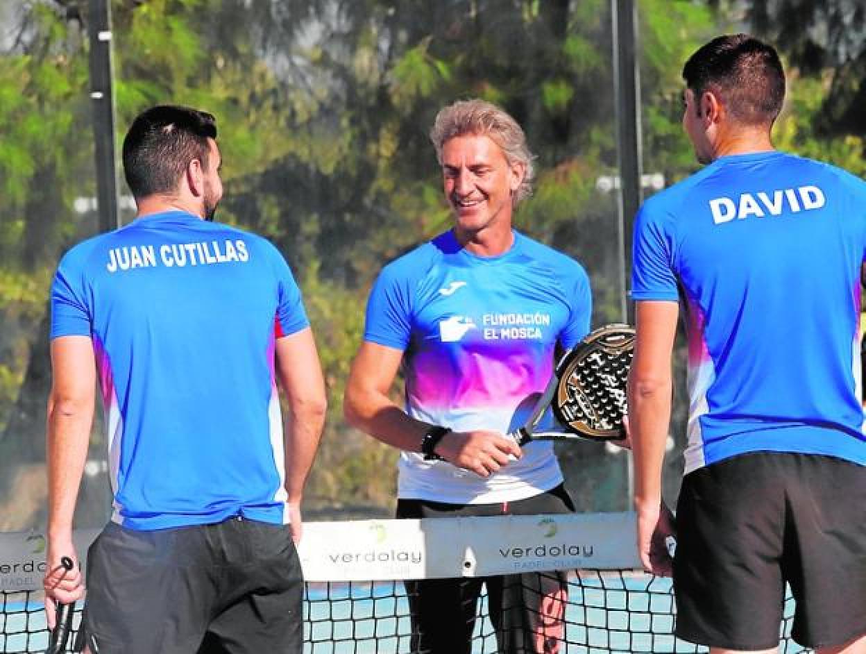 Jugadores durante el torneo de pádel solidario.