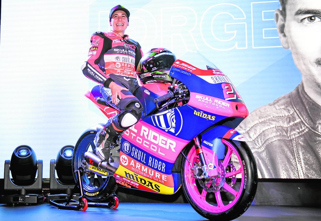 Ana Carrasco, en la moto en la que correrá este año en el Mundial de Moto3, ayer. 