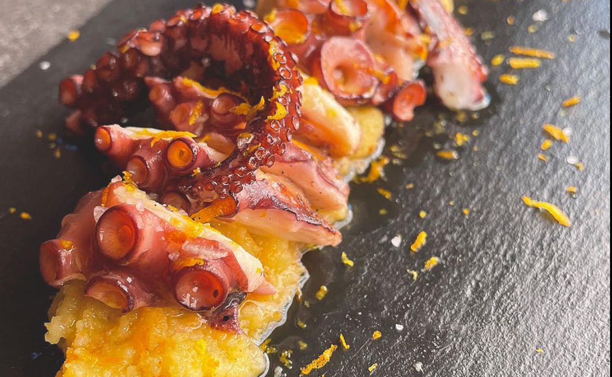 Pulpo sobre parmentier al pimentón