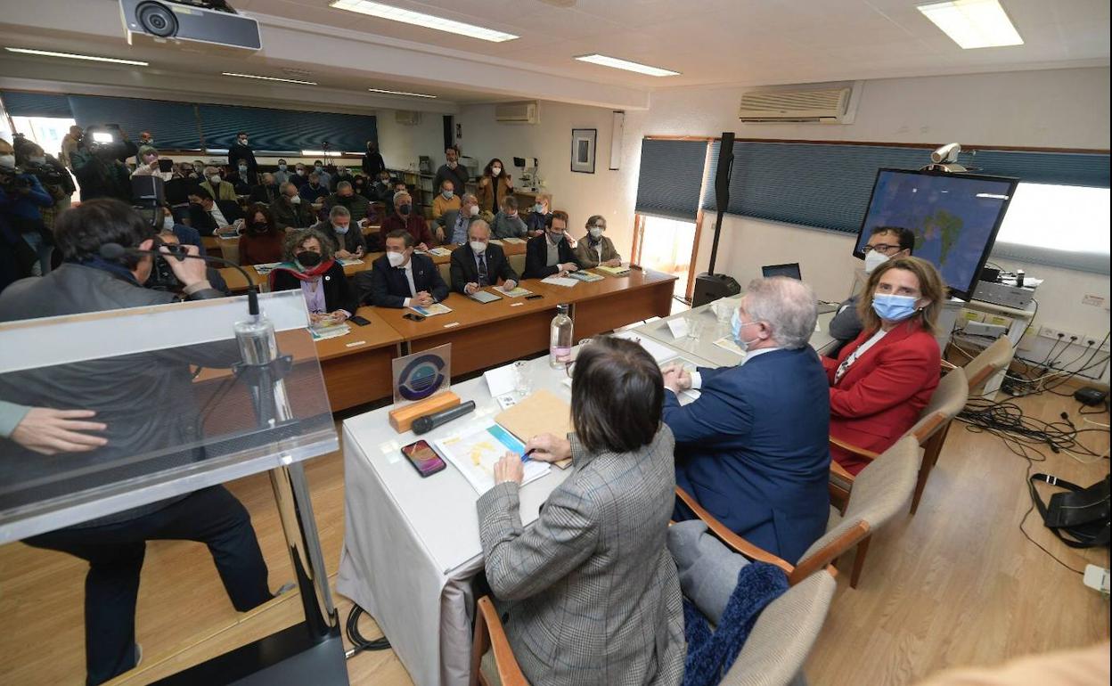 La ministra para la Transición Ecológica, Teresa Ribera, este viernes, en la reunión con colectivos y organizaciones sociales de la Región.