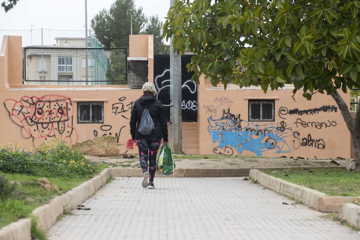 Fotos: Los continuos actos vandálicos irritan y ponen en guardia a los vecinos de Nueva Cartagena