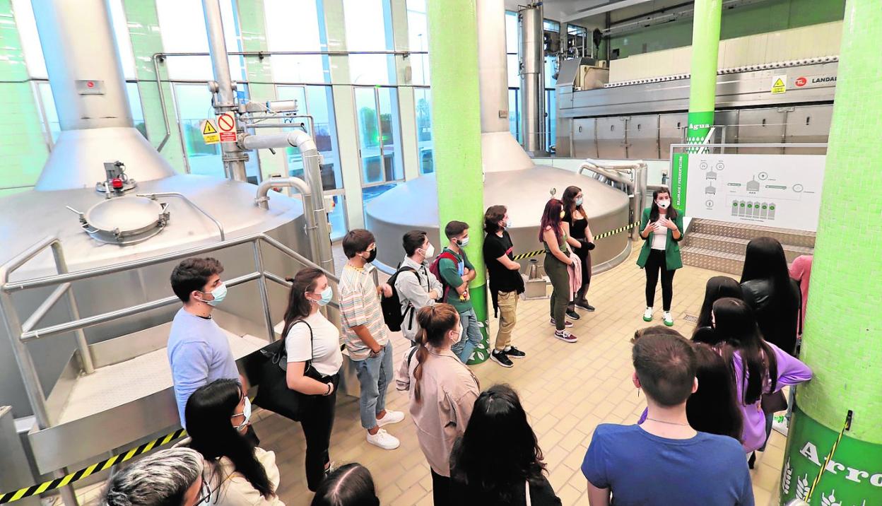 La visita guiada comienza con un recorrido por las instalaciones de la fábrica. 