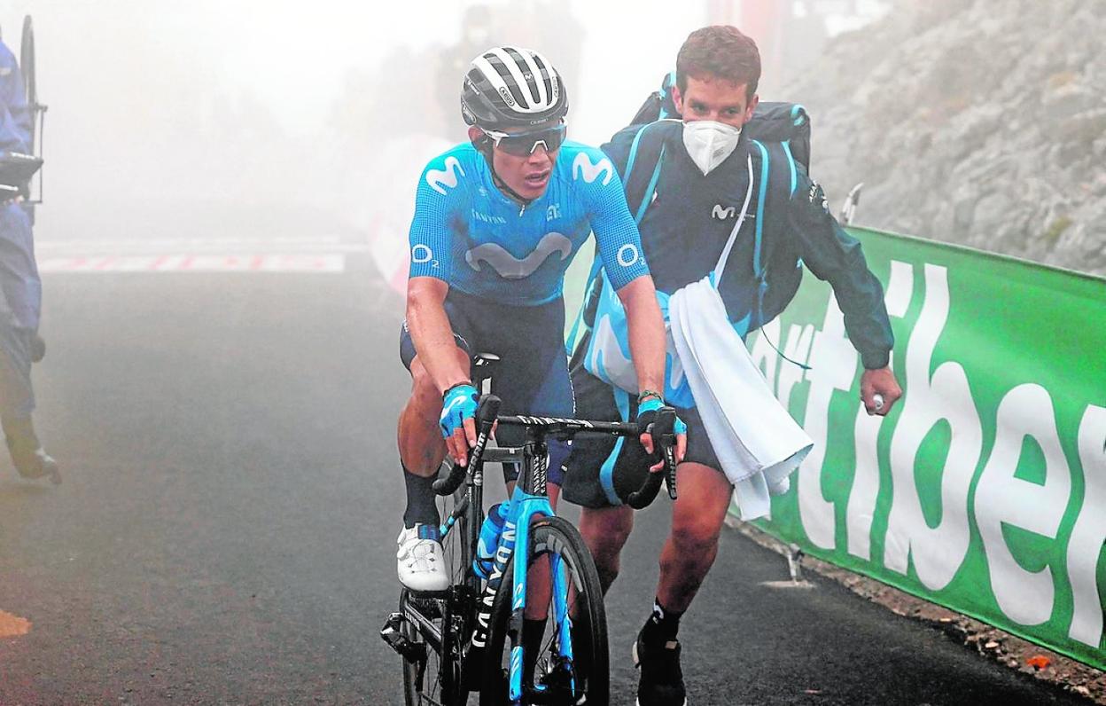 'Supermán' López tras ganar en la última Vuelta a España en la cumbre del Gamoniteiru.