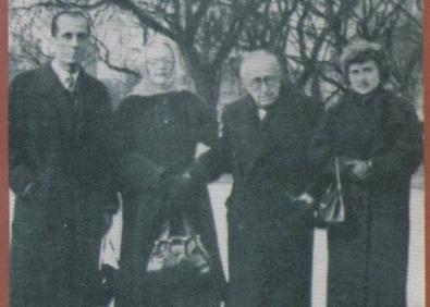 Imagen secundaria 1 - Herminia Peñaranda, el escritor, periodista y dramaturgo argentino Leónidas Barletta y Jacinto Grau, autor de 'El señor de Pigmalión' (1921), en una imagen de 1939. | El gran dramaturgo argentino Julio Imbert y su esposa, junto a Jacinto Grau y Herminia Peñaranda, que formaban una de las parejas del teatro más reconocidas. | 'Autobiografía de herminia peñaranda, actriz'. Autores: Antonio López Meseguer y Francisco Torres Monreal. Editum, 2022.