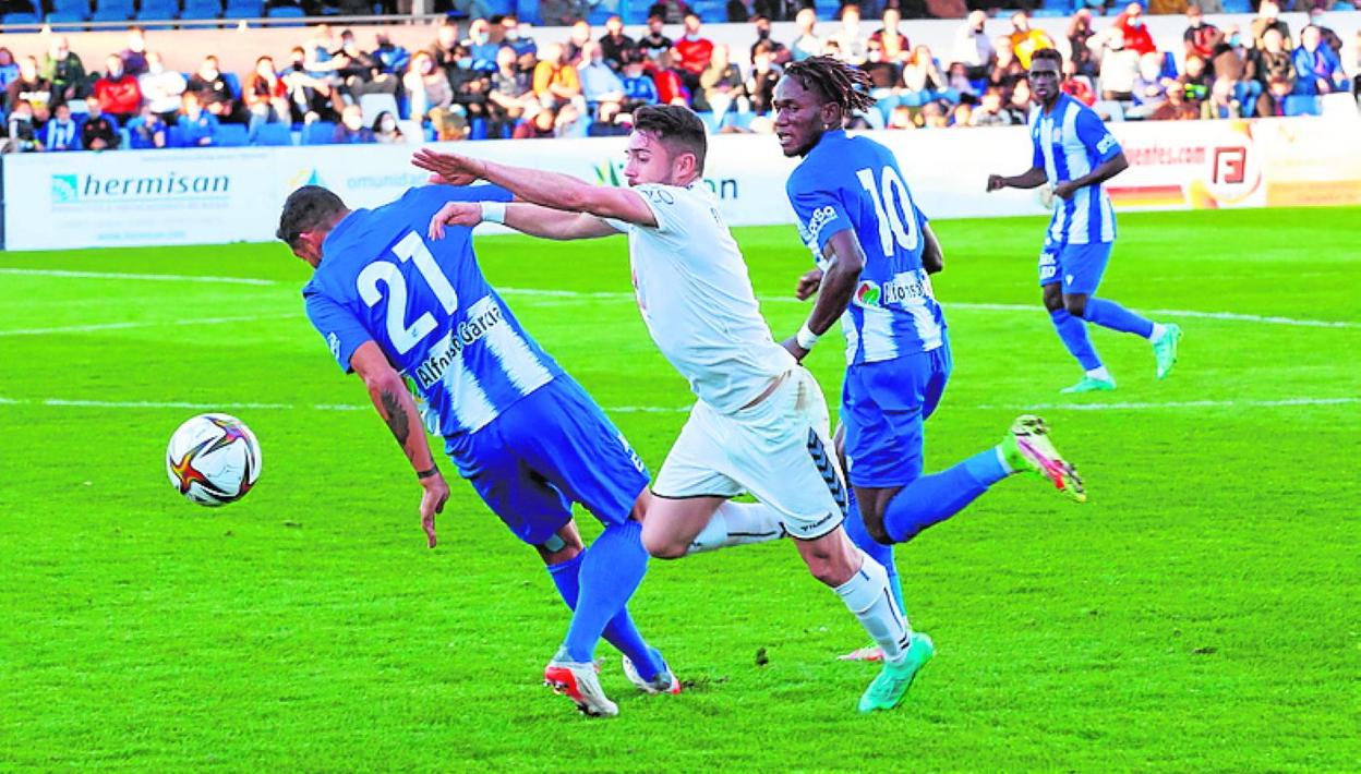 Una acción del Águilas-Puertollano del pasado enero. 