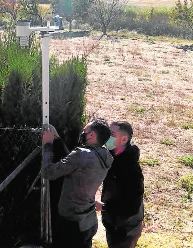 Instalación de una estación en el Campo de San Juan, Moratalla. 