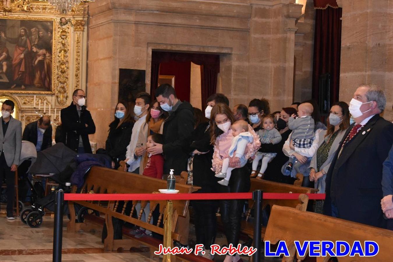 Una treintena de niños participaron el pasado domingo en la ceremonia de bendición y presentación de los recién nacidos a la Vera Cruz celebrada en la basílica