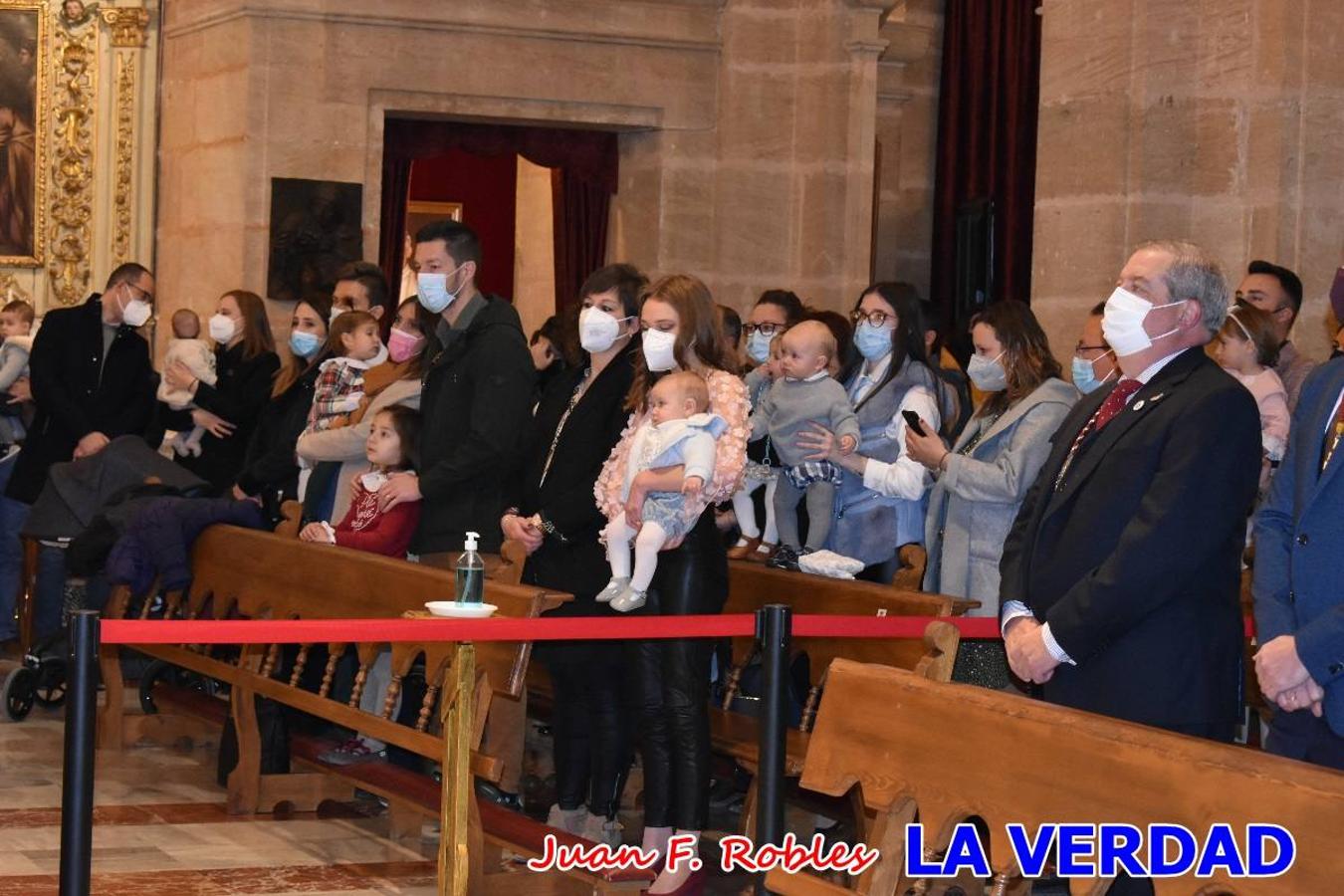 Una treintena de niños participaron el pasado domingo en la ceremonia de bendición y presentación de los recién nacidos a la Vera Cruz celebrada en la basílica