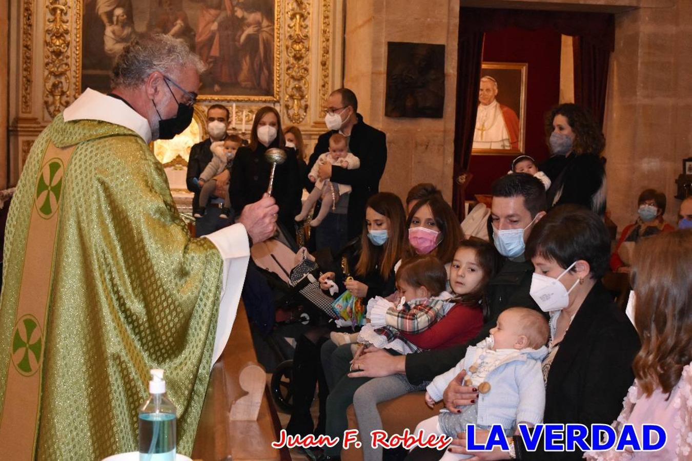 Una treintena de niños participaron el pasado domingo en la ceremonia de bendición y presentación de los recién nacidos a la Vera Cruz celebrada en la basílica