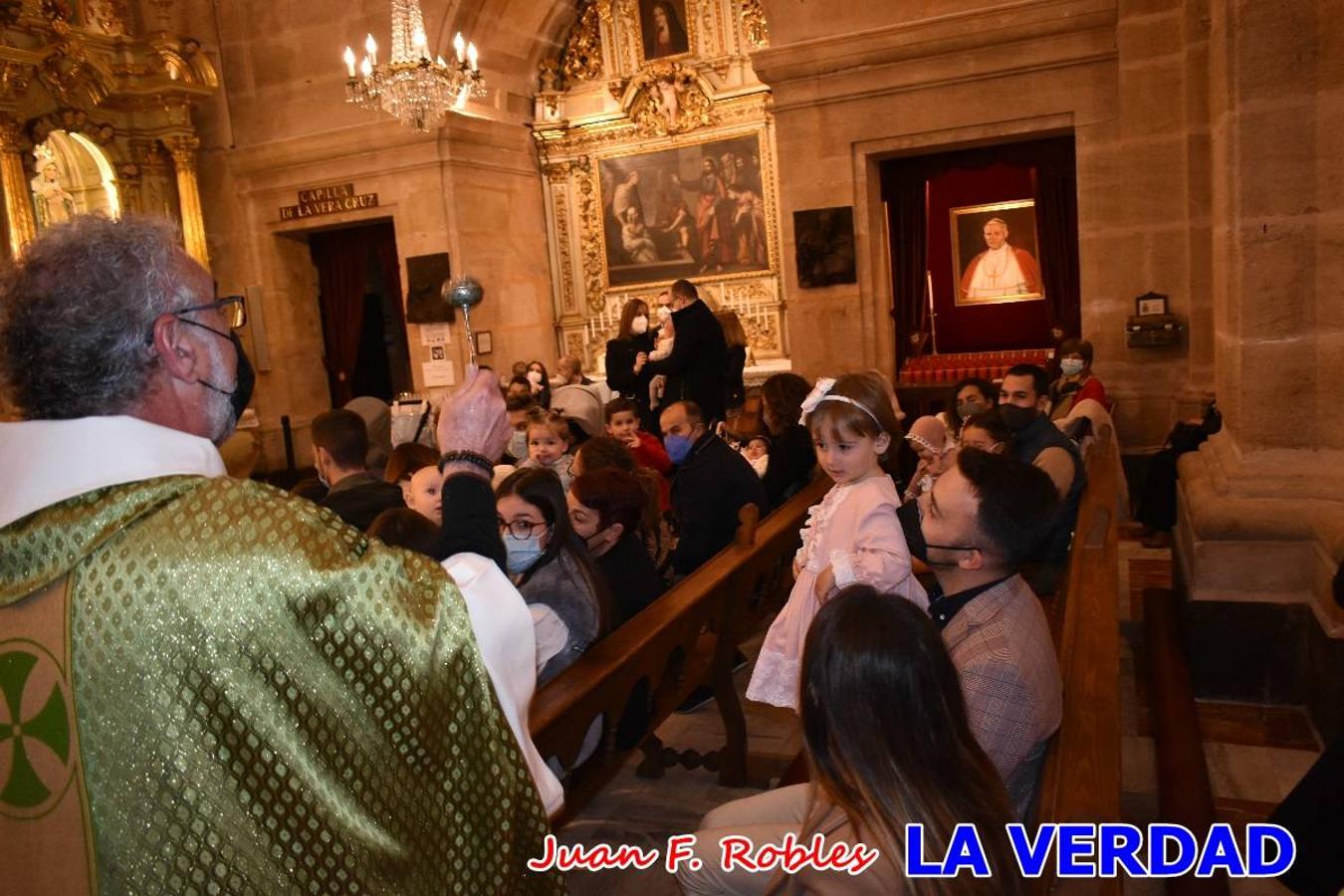 Una treintena de niños participaron el pasado domingo en la ceremonia de bendición y presentación de los recién nacidos a la Vera Cruz celebrada en la basílica