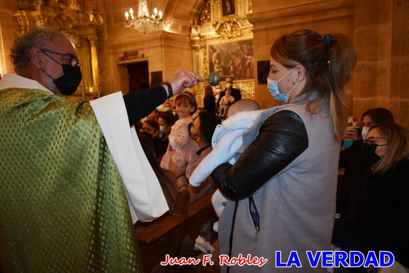 Una treintena de niños participaron el pasado domingo en la ceremonia de bendición y presentación de los recién nacidos a la Vera Cruz celebrada en la basílica