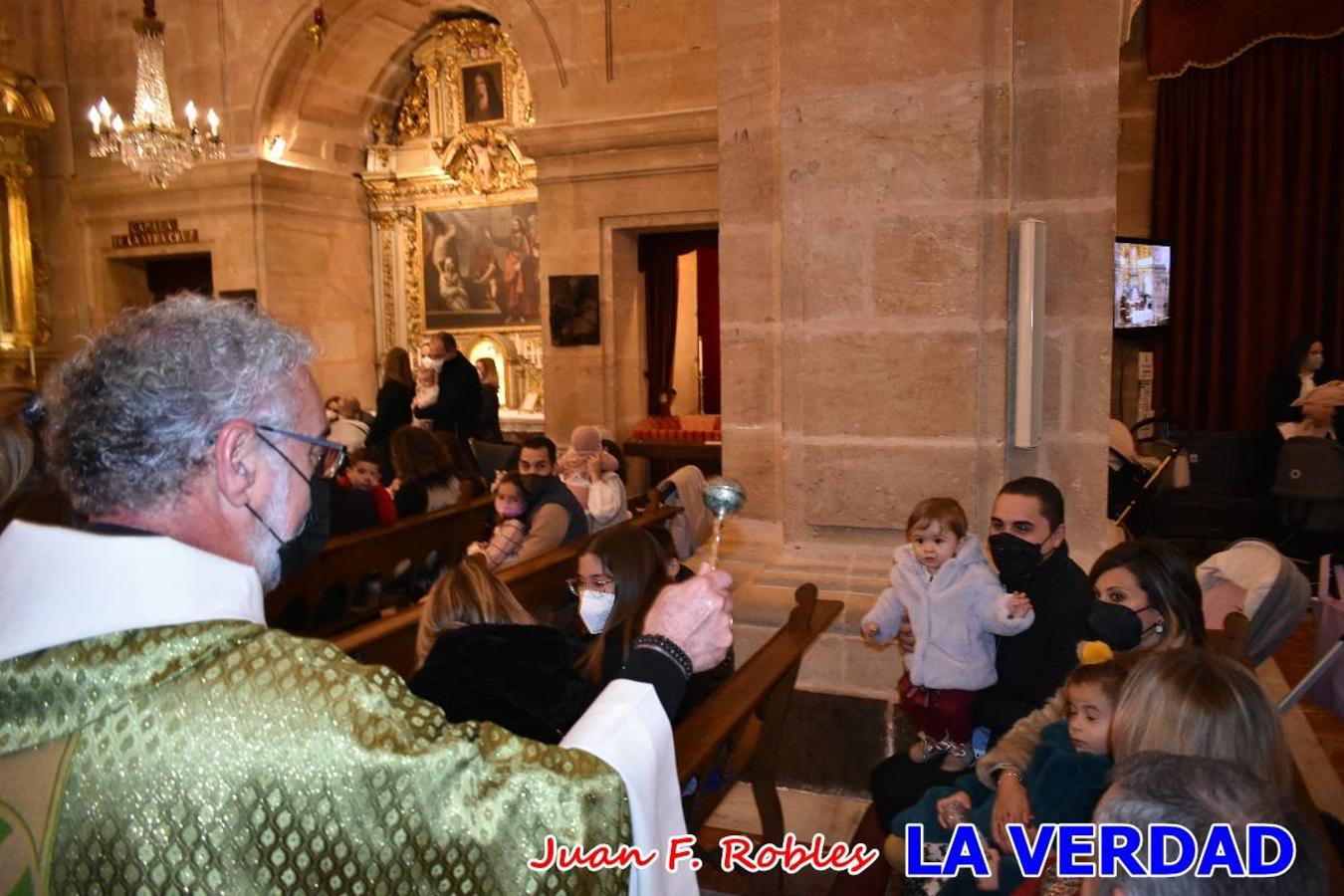 Una treintena de niños participaron el pasado domingo en la ceremonia de bendición y presentación de los recién nacidos a la Vera Cruz celebrada en la basílica