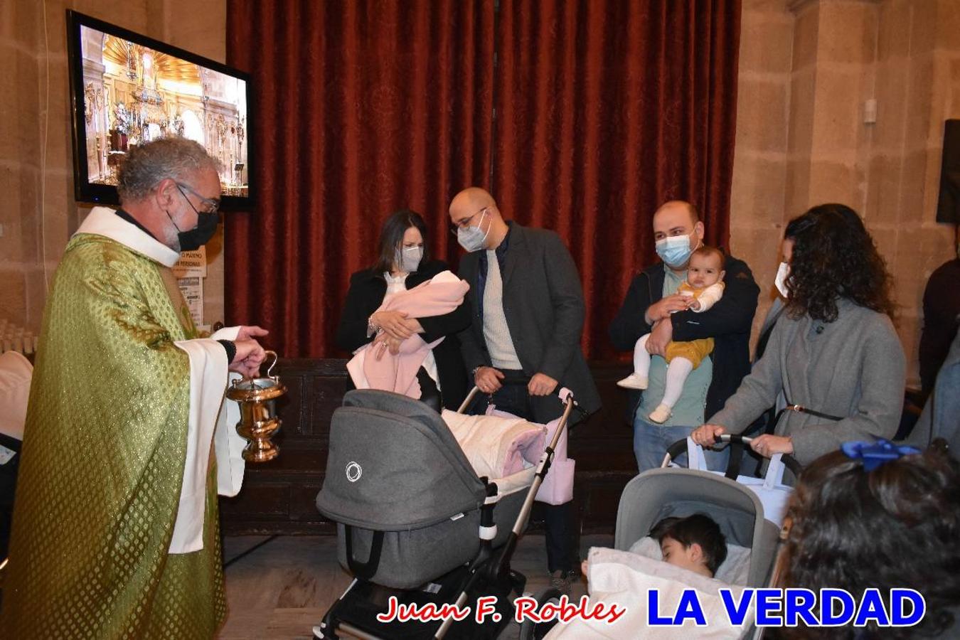 Una treintena de niños participaron el pasado domingo en la ceremonia de bendición y presentación de los recién nacidos a la Vera Cruz celebrada en la basílica