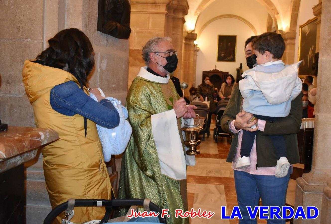 Una treintena de niños participaron el pasado domingo en la ceremonia de bendición y presentación de los recién nacidos a la Vera Cruz celebrada en la basílica