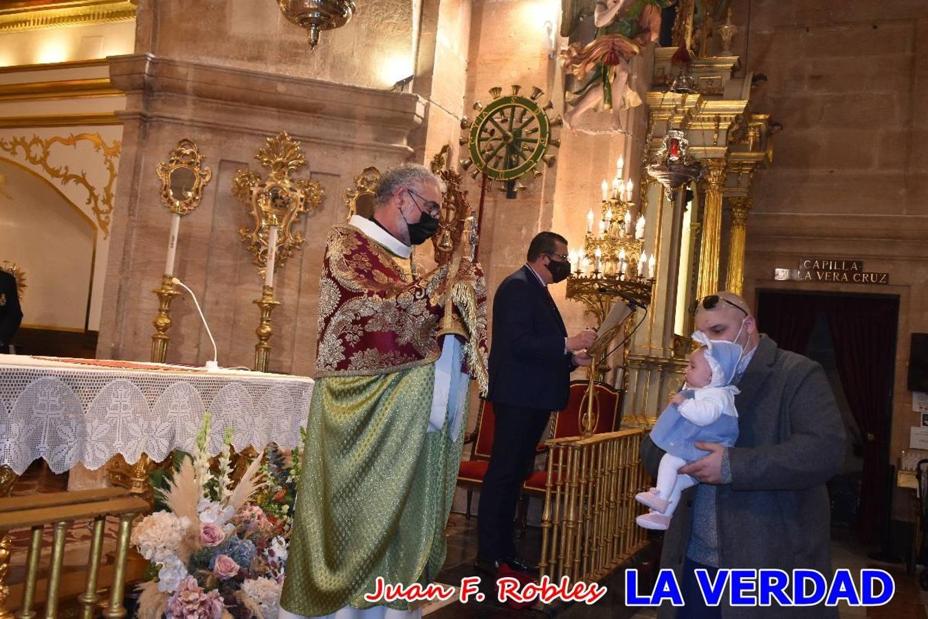 Una treintena de niños participaron el pasado domingo en la ceremonia de bendición y presentación de los recién nacidos a la Vera Cruz celebrada en la basílica