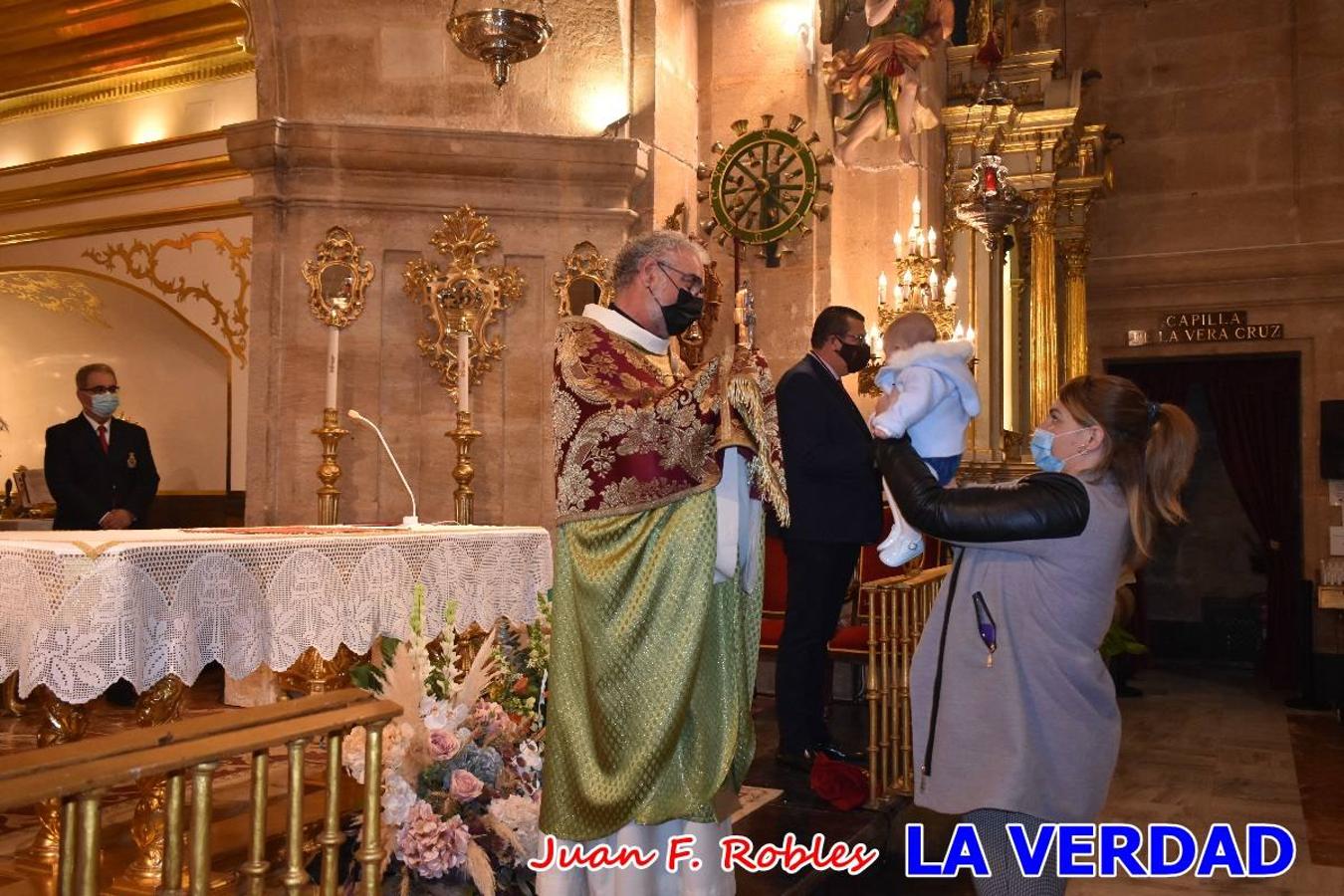 Una treintena de niños participaron el pasado domingo en la ceremonia de bendición y presentación de los recién nacidos a la Vera Cruz celebrada en la basílica