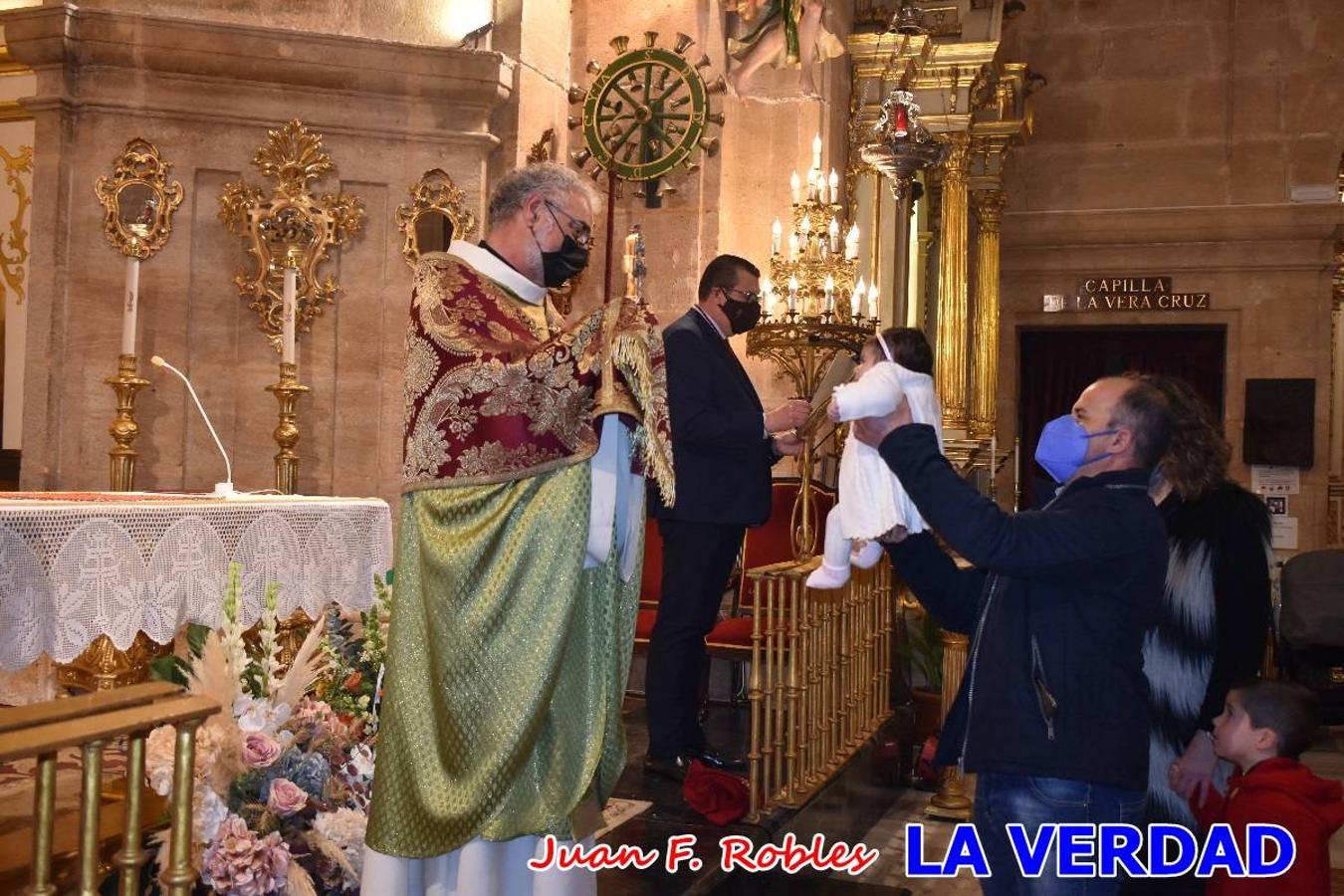 Una treintena de niños participaron el pasado domingo en la ceremonia de bendición y presentación de los recién nacidos a la Vera Cruz celebrada en la basílica