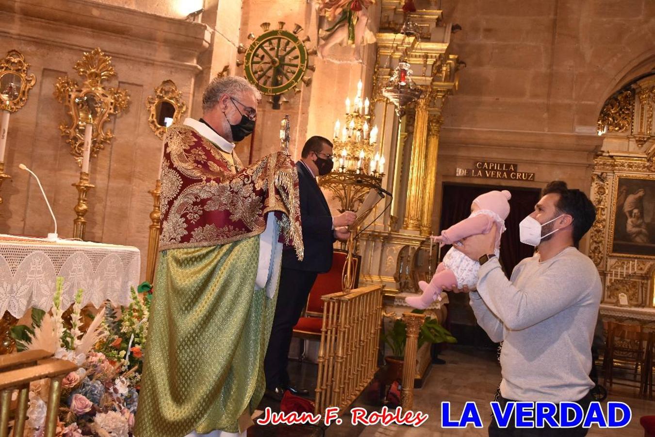 Una treintena de niños participaron el pasado domingo en la ceremonia de bendición y presentación de los recién nacidos a la Vera Cruz celebrada en la basílica