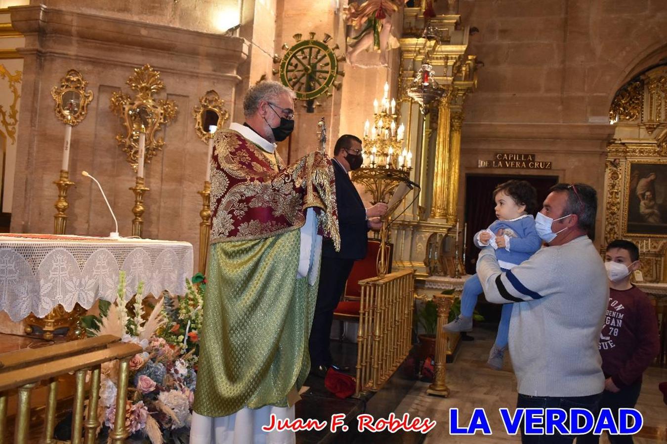 Una treintena de niños participaron el pasado domingo en la ceremonia de bendición y presentación de los recién nacidos a la Vera Cruz celebrada en la basílica