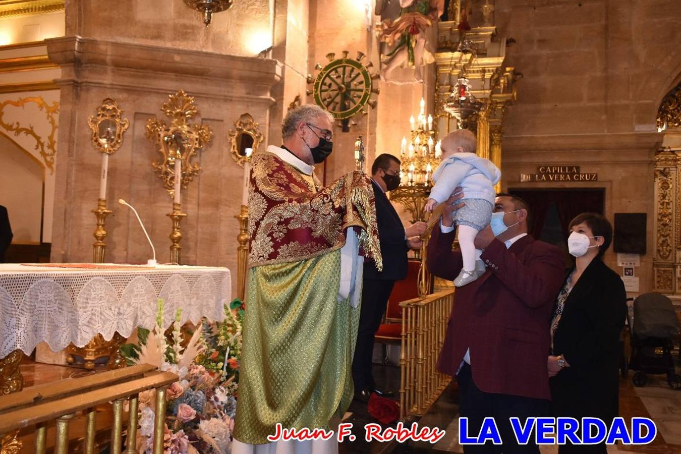 Una treintena de niños participaron el pasado domingo en la ceremonia de bendición y presentación de los recién nacidos a la Vera Cruz celebrada en la basílica