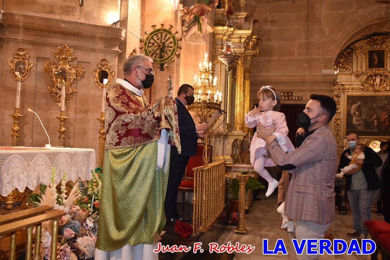 Una treintena de niños participaron el pasado domingo en la ceremonia de bendición y presentación de los recién nacidos a la Vera Cruz celebrada en la basílica