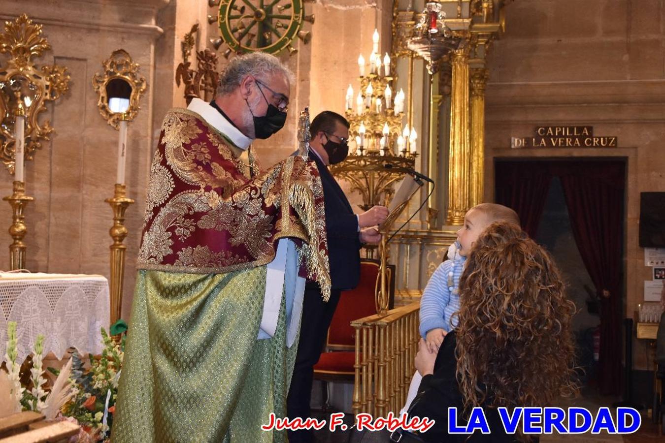 Una treintena de niños participaron el pasado domingo en la ceremonia de bendición y presentación de los recién nacidos a la Vera Cruz celebrada en la basílica