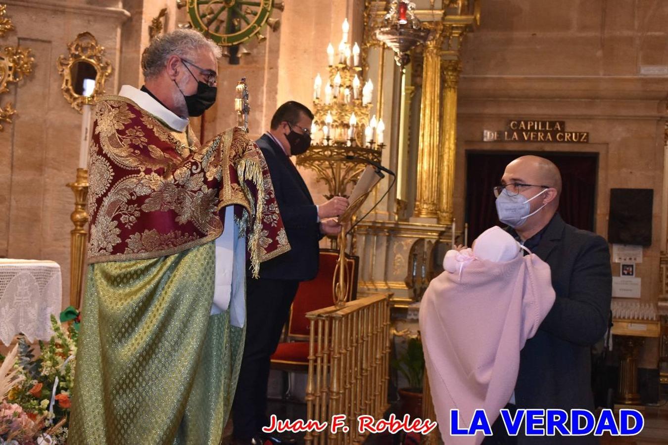 Una treintena de niños participaron el pasado domingo en la ceremonia de bendición y presentación de los recién nacidos a la Vera Cruz celebrada en la basílica