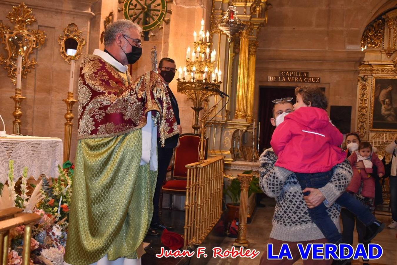 Una treintena de niños participaron el pasado domingo en la ceremonia de bendición y presentación de los recién nacidos a la Vera Cruz celebrada en la basílica