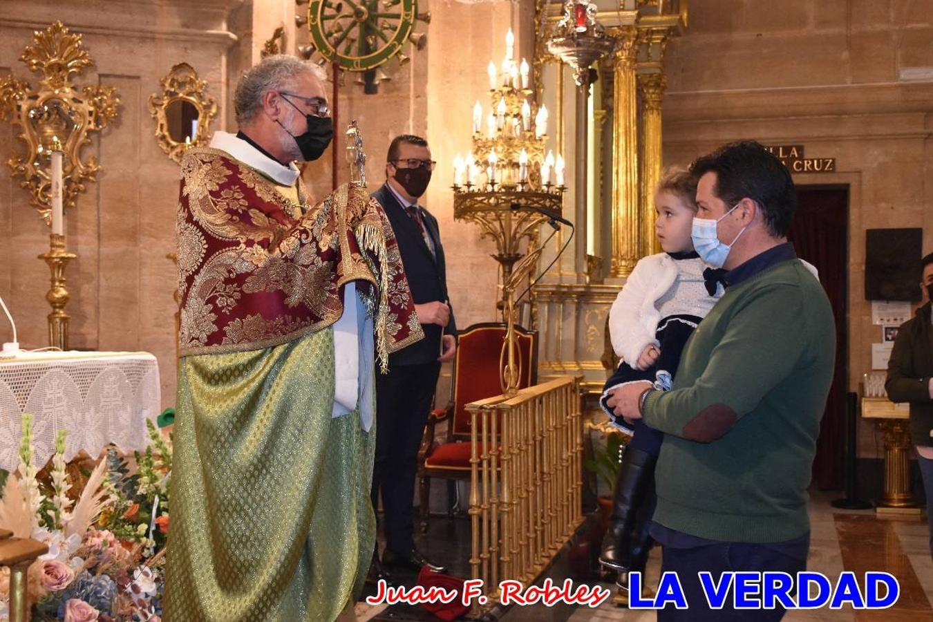 Una treintena de niños participaron el pasado domingo en la ceremonia de bendición y presentación de los recién nacidos a la Vera Cruz celebrada en la basílica