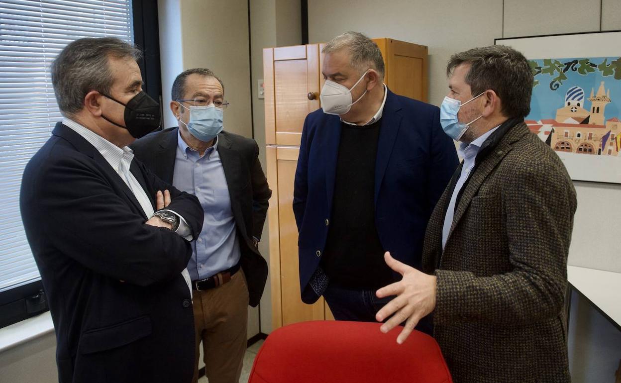 Reunión de los representantes de la Mesa del Agua, este lunes, en Murcia.