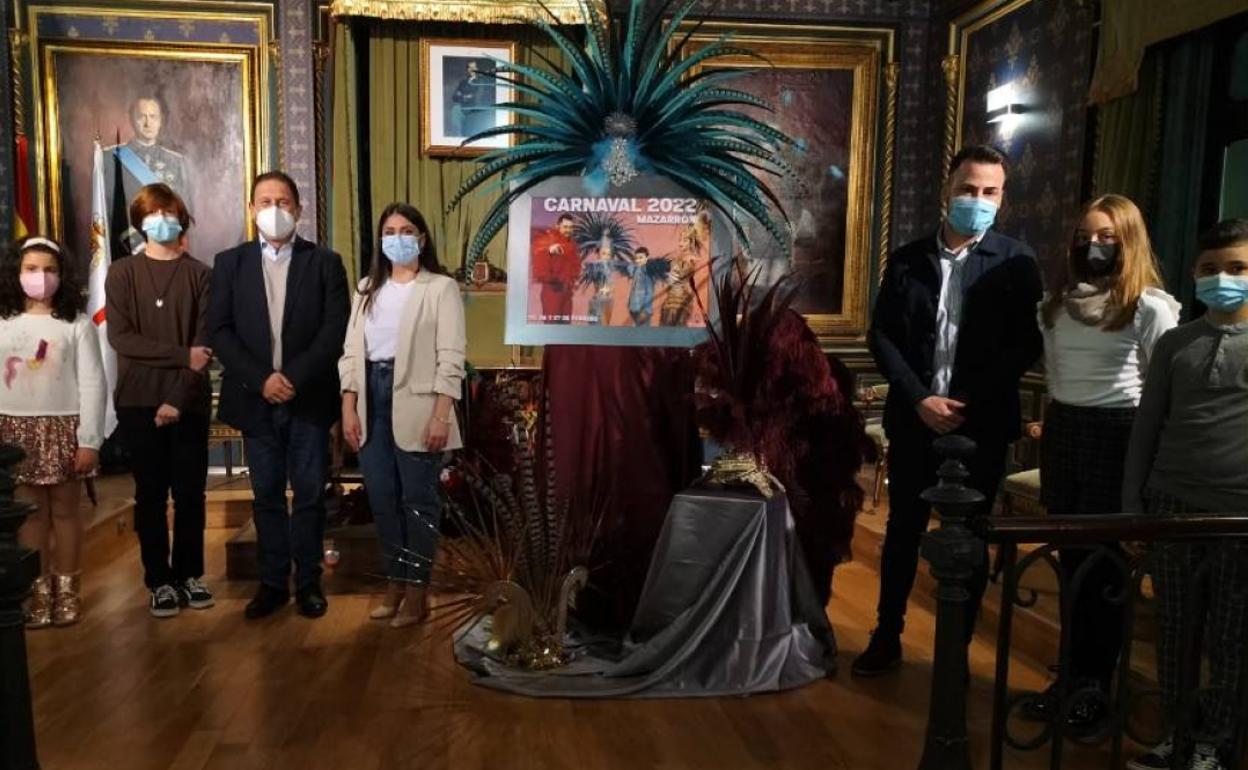 El alcalde (3i), durante la presentación del cartel del Carnaval, junto a miembros de las peñas. 