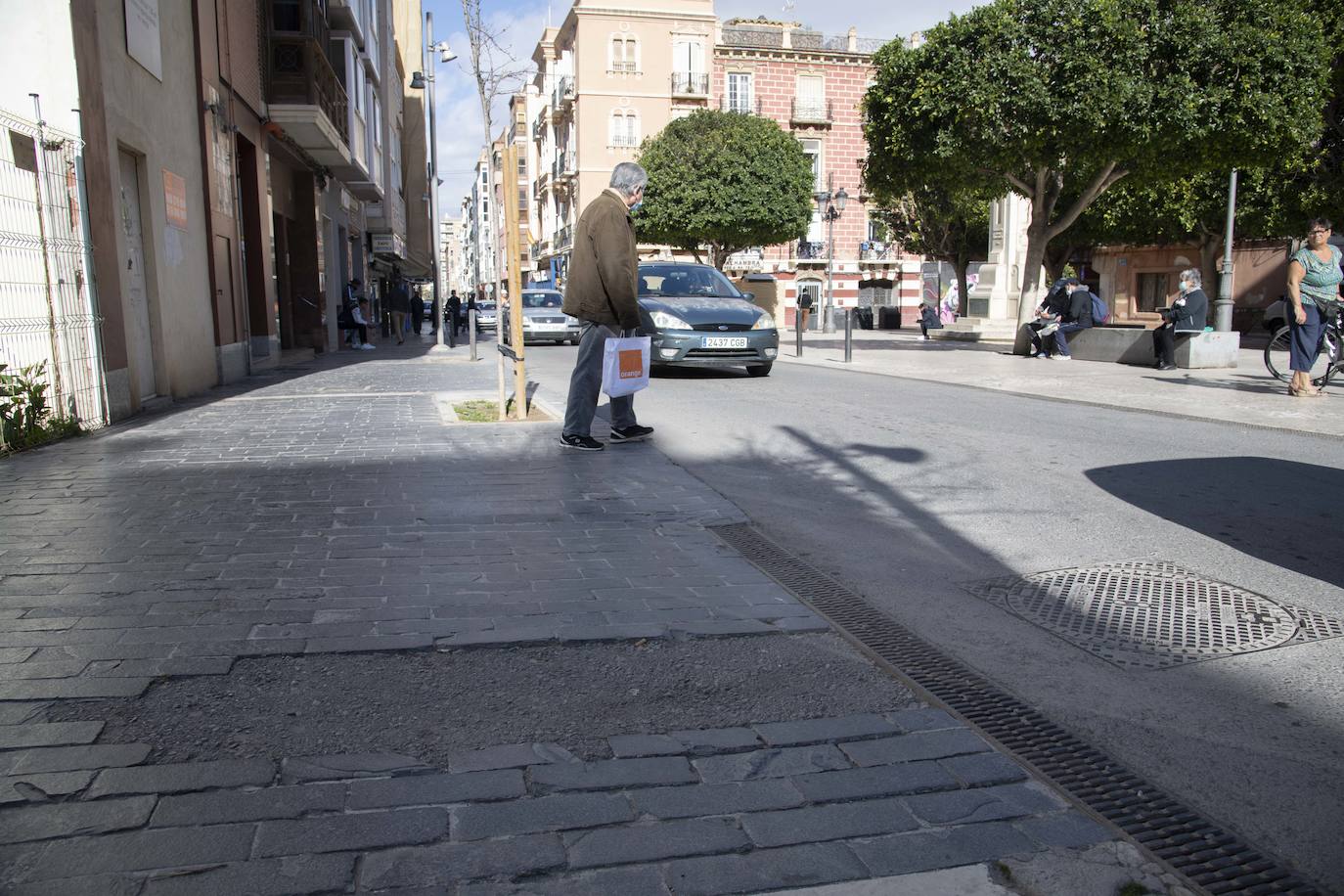 Fotos: Las calles de las procesiones acusan la falta de conservación del pavimento en Cartagena