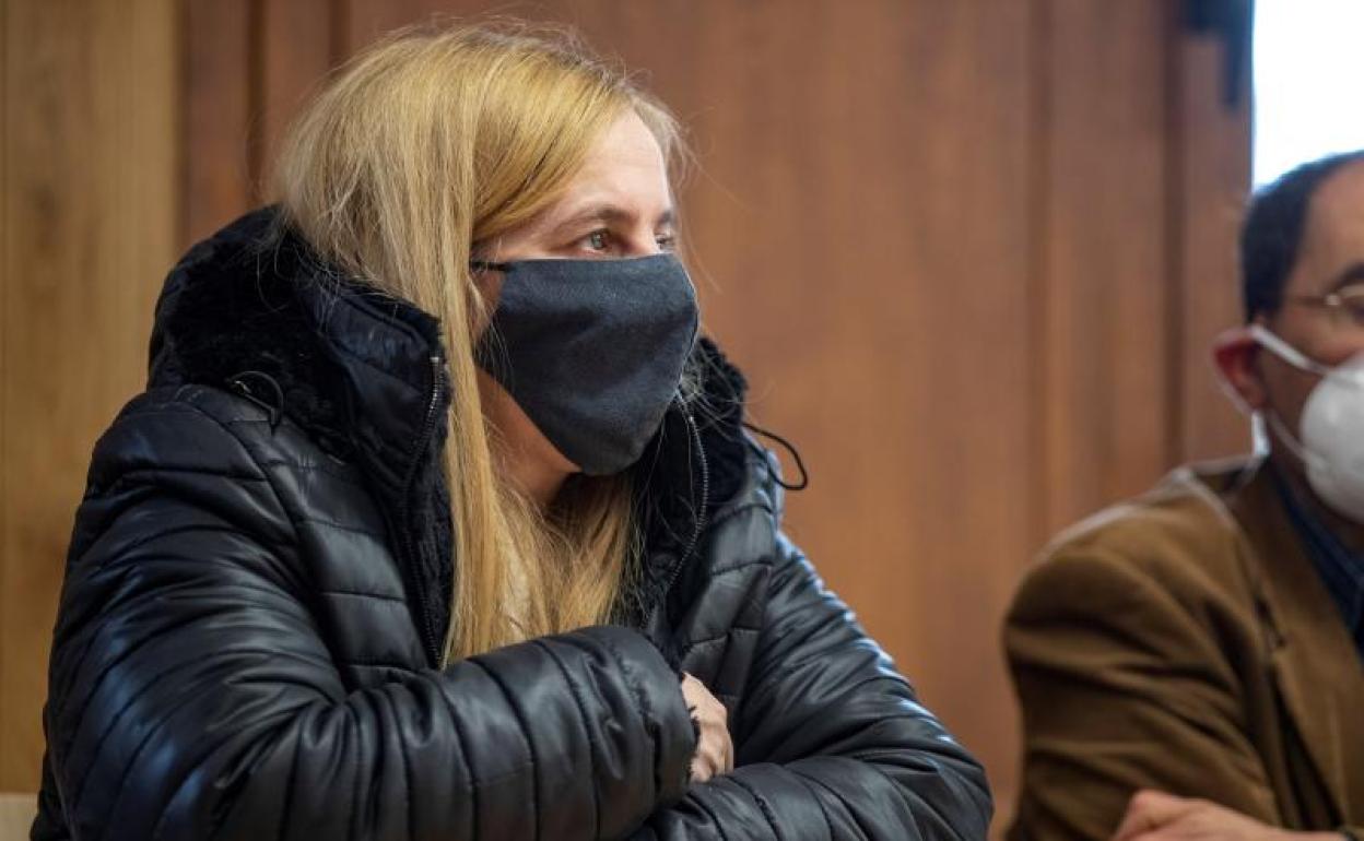 La acusada, Ana Sandamil, en la Audiencia Provincial de Lugo tras escuchar el veredicto del jurado popular este martes.