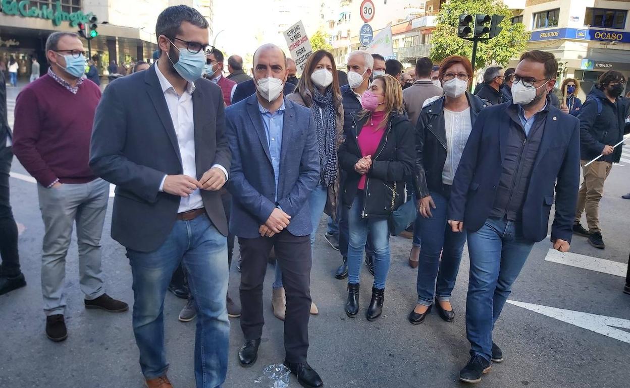 Francisco Lucas (segundo izquierda), y otros dirigentes del PSOE, este miércoles en la manfiestación.