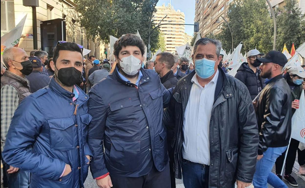 López Miras, junto a agricultores en la manifestación. 