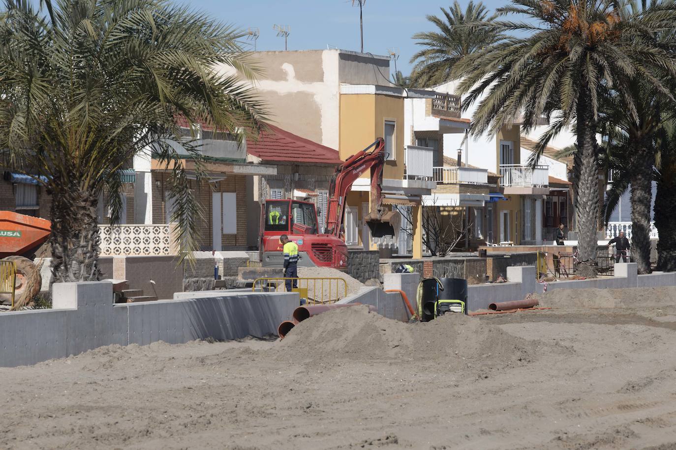 Fotos: Los Nietos resiste pese al estado del Mar Menor mientras Los Urrutias se hunde más