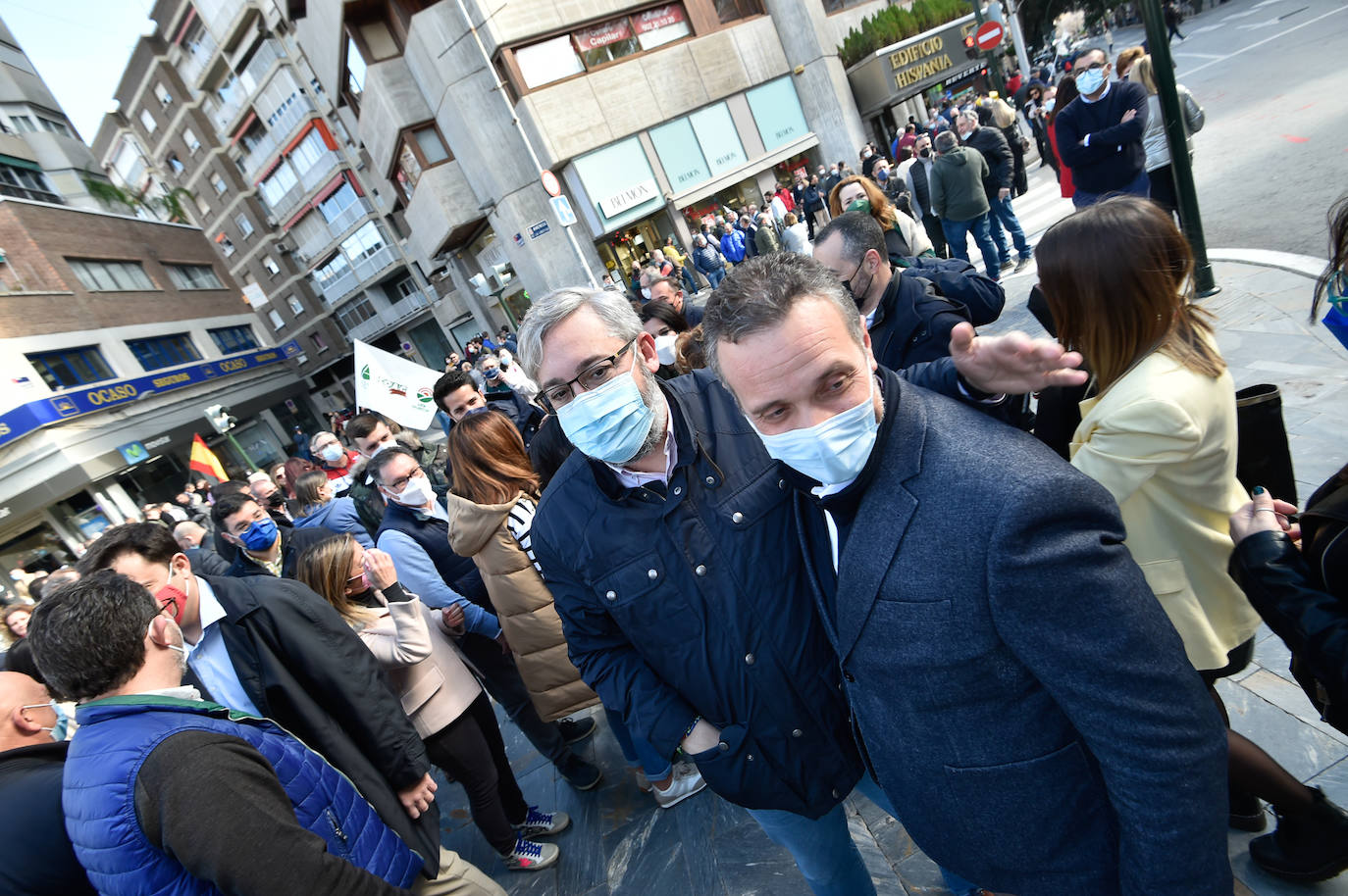 Fernando López Miras saluda a Lucas Jiménez, presidente del Scrats.