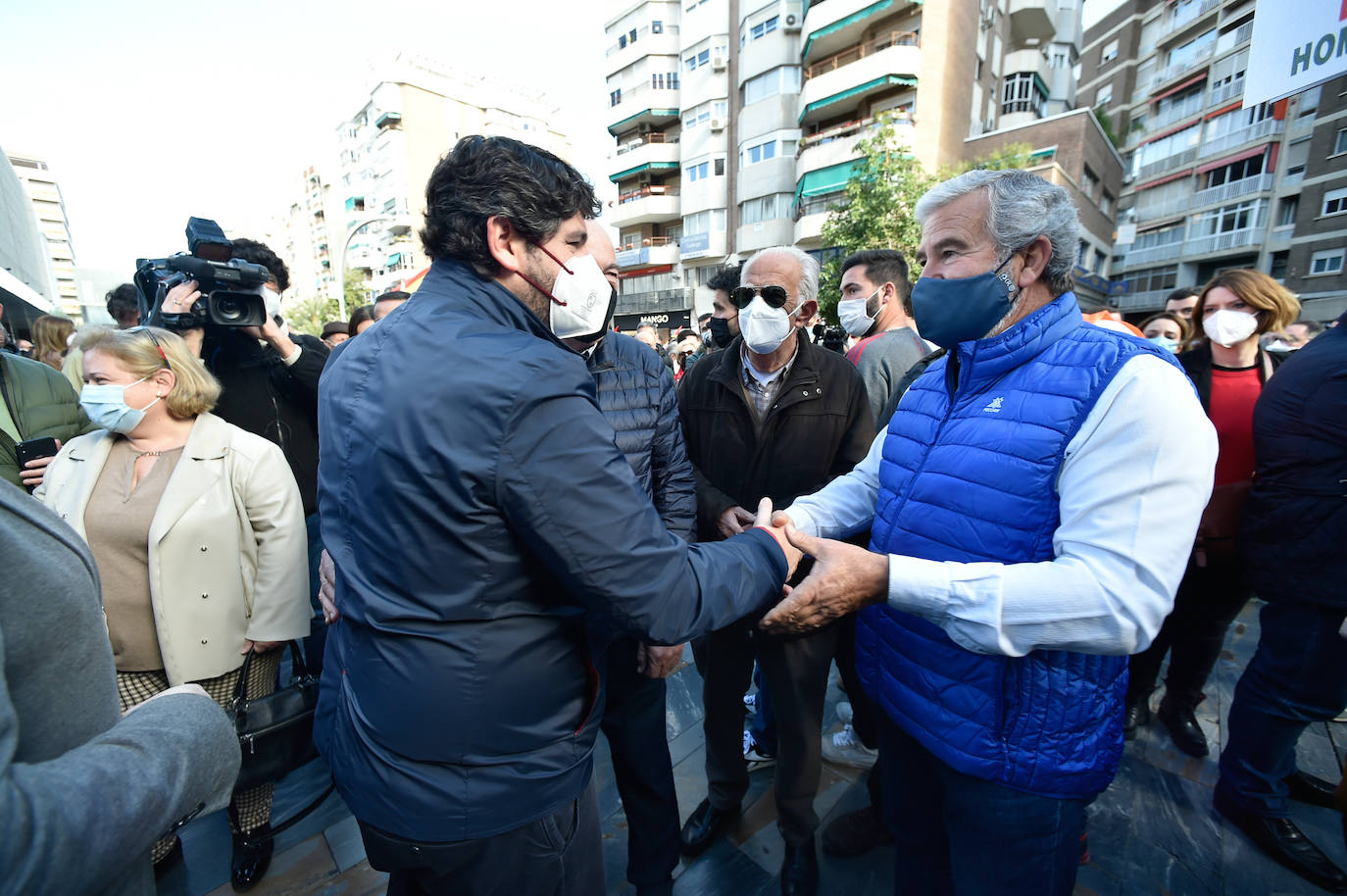 Fernando López Miras saluda a Lucas Jiménez, presidente del Scrats.