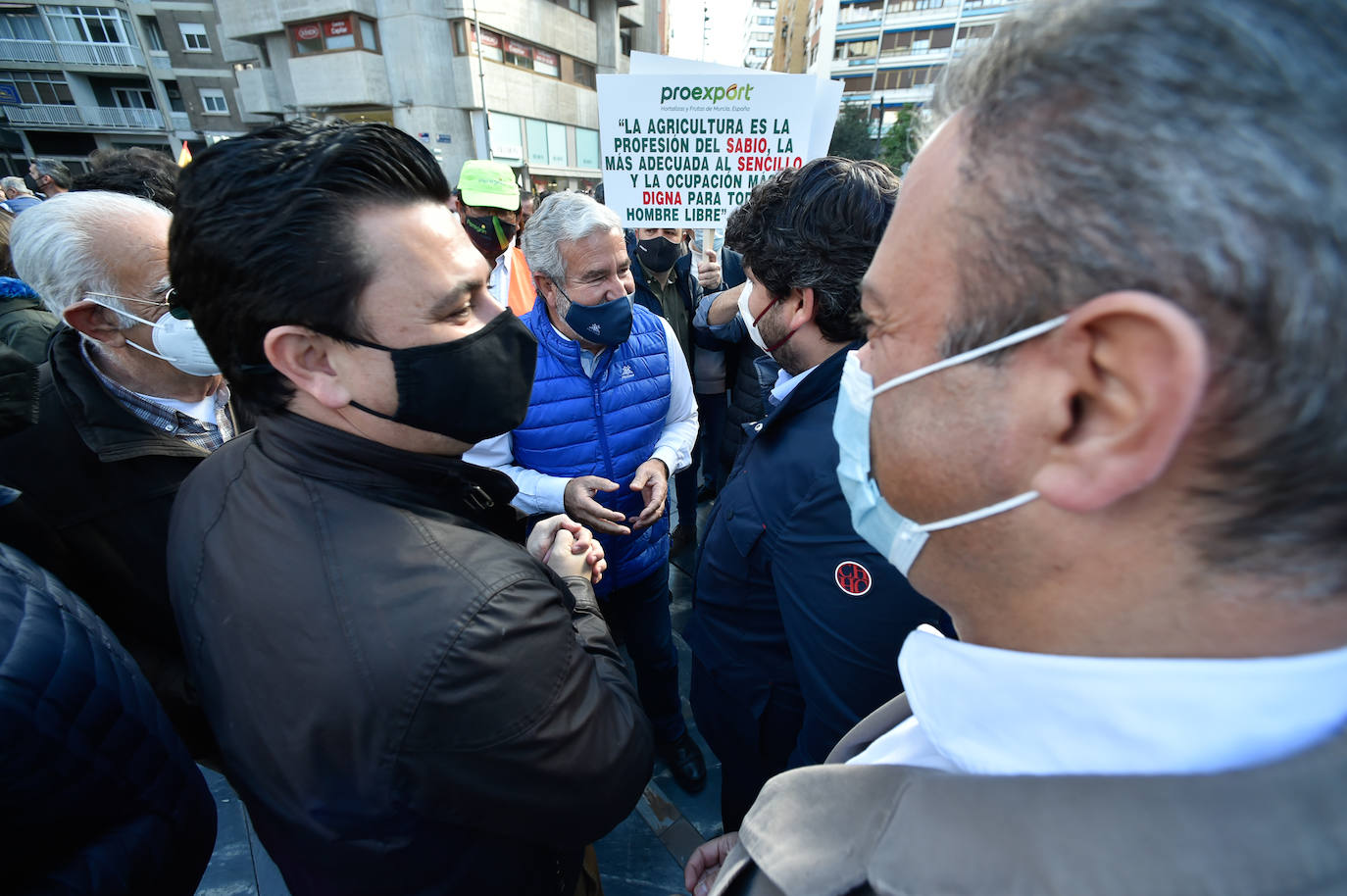 Fernando López Miras saluda a Lucas Jiménez, presidente del Scrats.