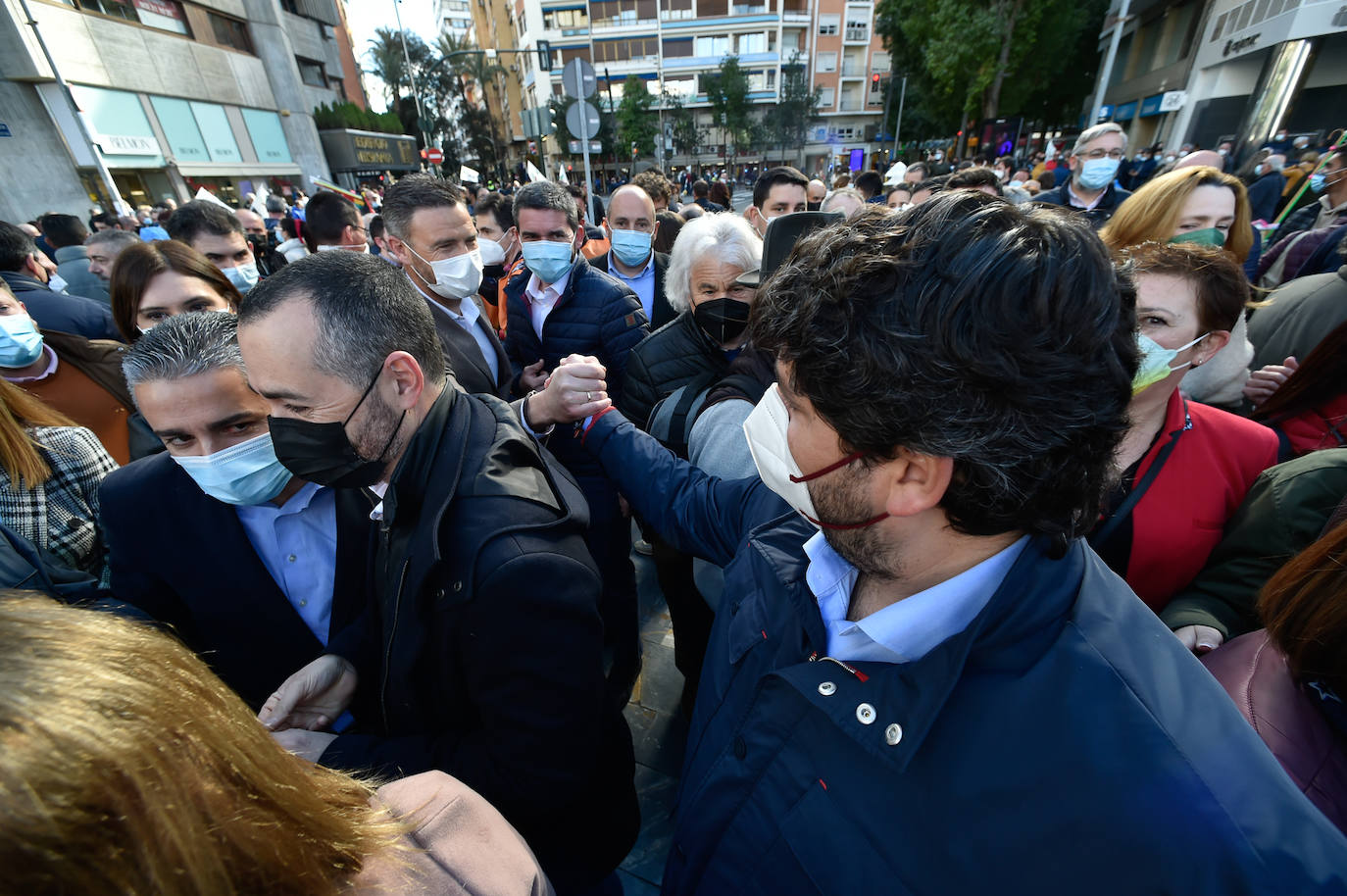 Fernando López Miras saluda a Lucas Jiménez, presidente del Scrats.